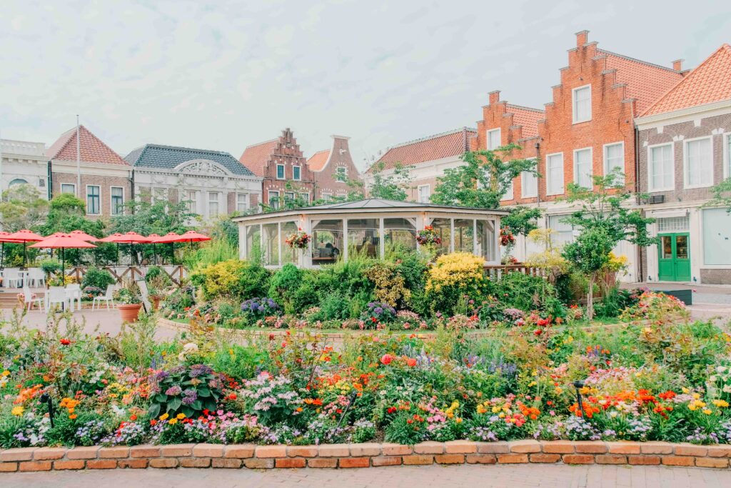 5月のハウステンボスで撮影した街歩きスナップ写真　建築と花