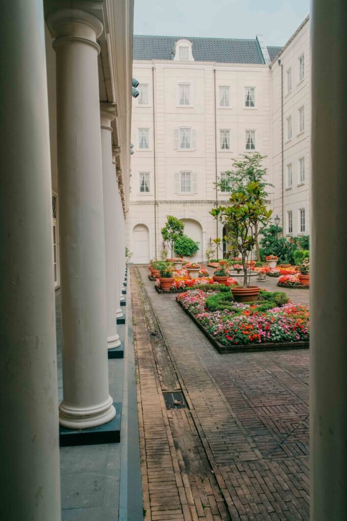 5月のハウステンボスで撮影した街歩きスナップ写真　アムステルダム　中庭　ホテル