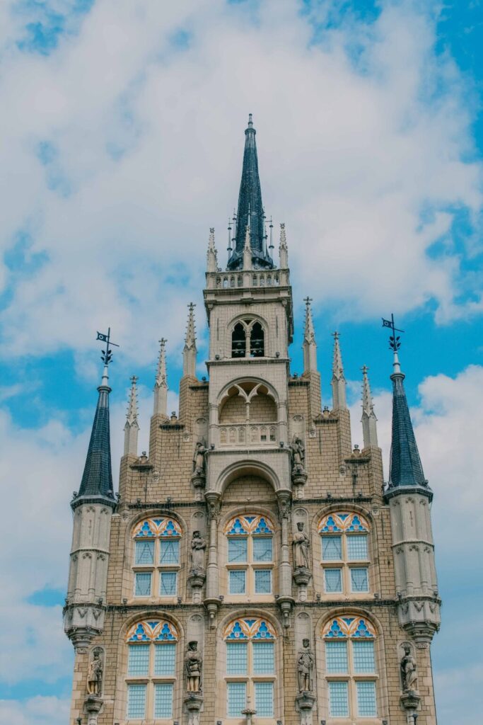 5月のハウステンボスで撮影した街歩きスナップ写真　建築と青空