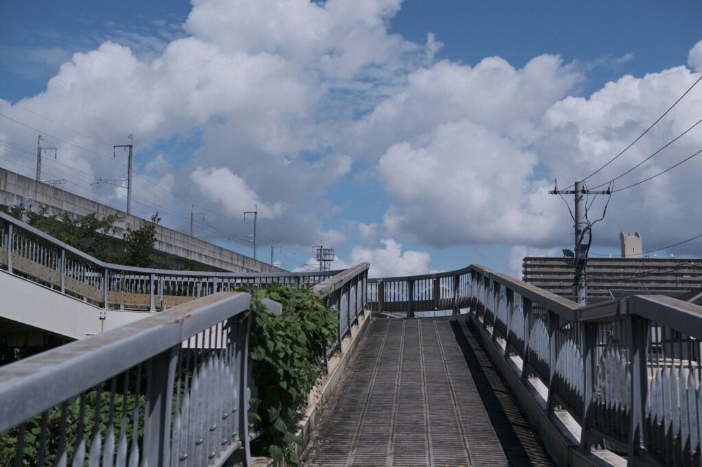 Tokina atx-m 33mm F1.4 X 作例 日常スナップ 自然な描写　空のある景色