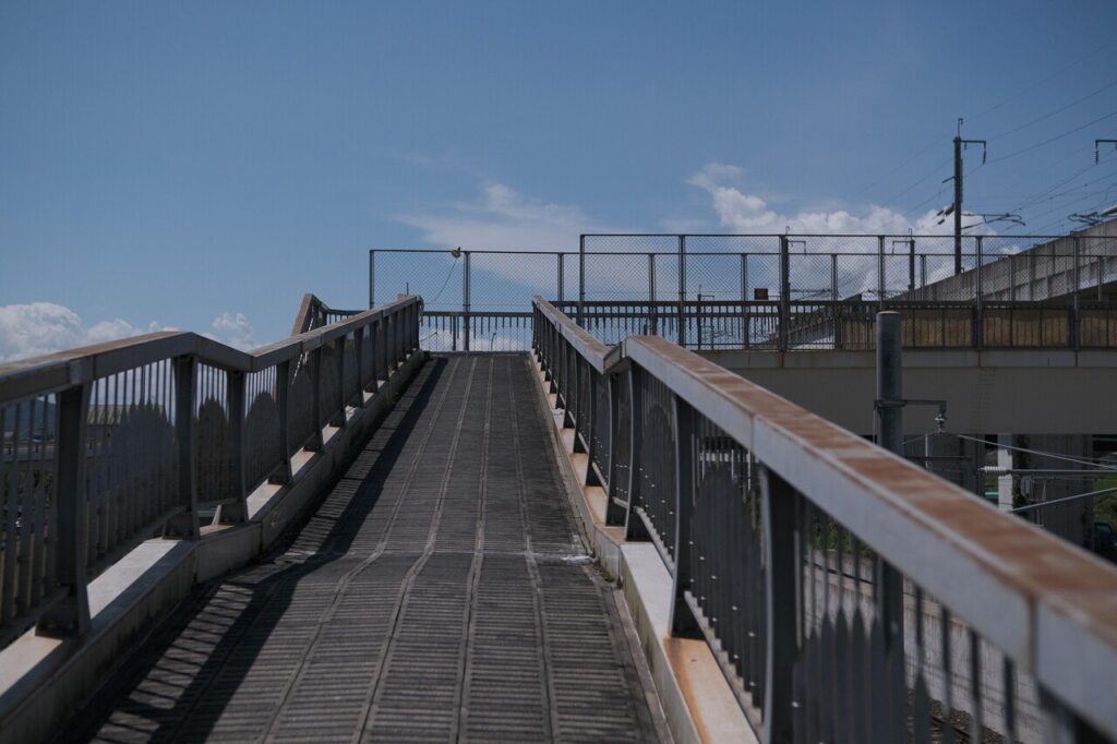 Tokina atx-m 33mm F1.4 X 作例 日常スナップ 自然な描写　階段