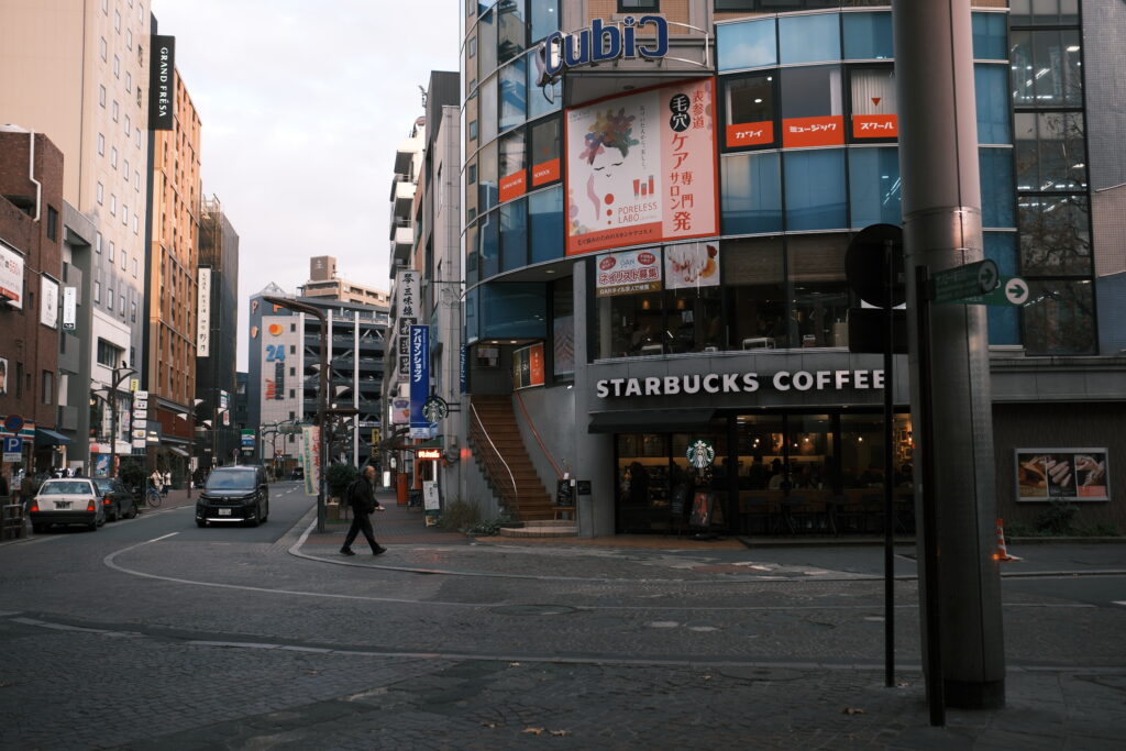 都市の空気感を写したストリートフォト スタバ