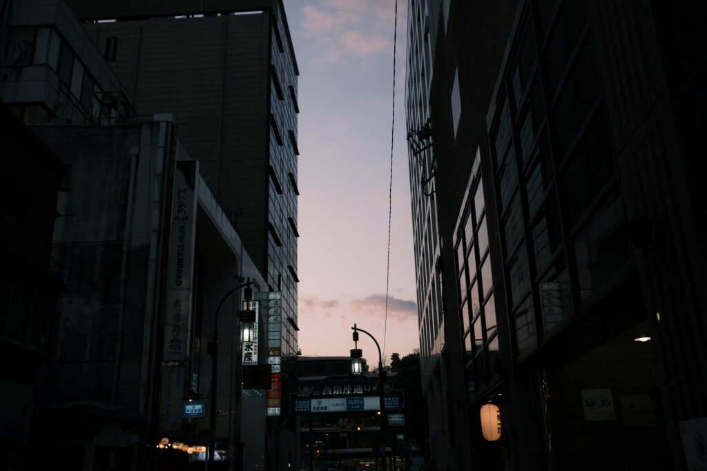 フィルムシミュレーション設定で撮った作例 夕暮れの街と空