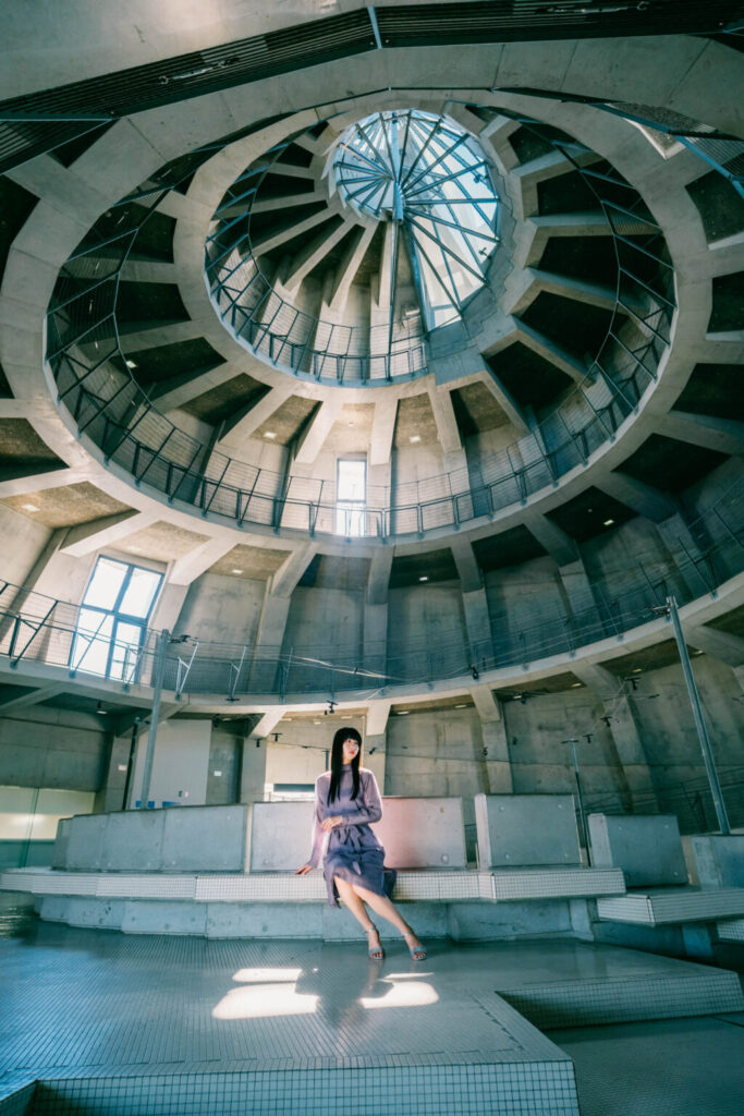 海のピラミッド内部の螺旋階段で撮影したポートレート写真