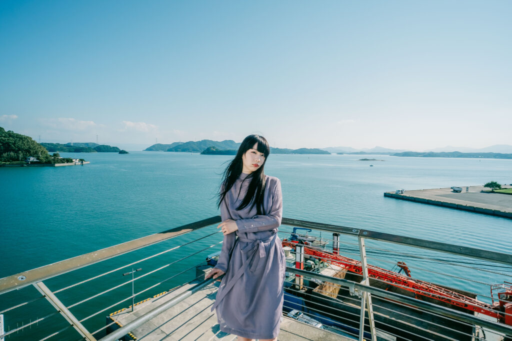 海のピラミッド頂上からの景色と人物シルエットポートレート