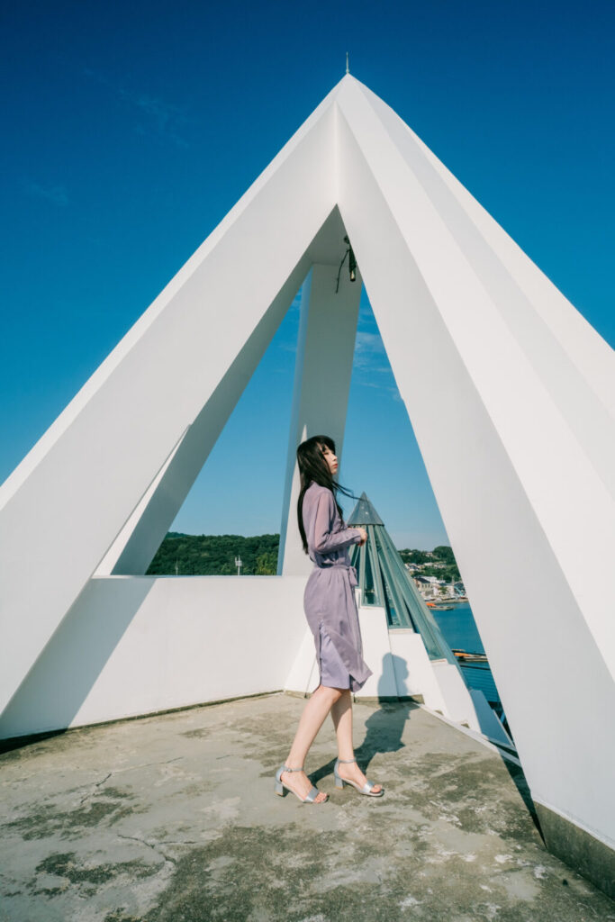 昼の海風になびく髪と海のピラミッドでのポートレート撮影