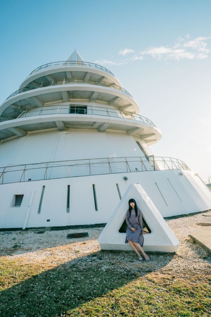 海のピラミッド外観を背景に撮影した熊本ポートレート写真