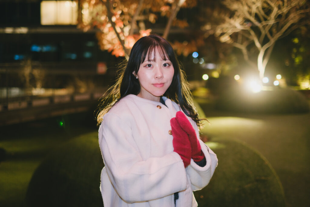 バックライトが際立つ夜景作例 赤い手袋