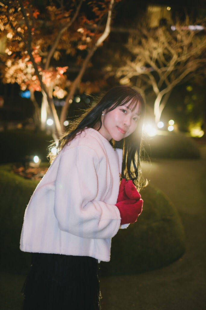 バックライトが際立つ夜景作例 笑顔