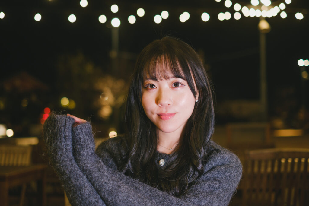 夜景イルミを背景にしたポートレート 正面