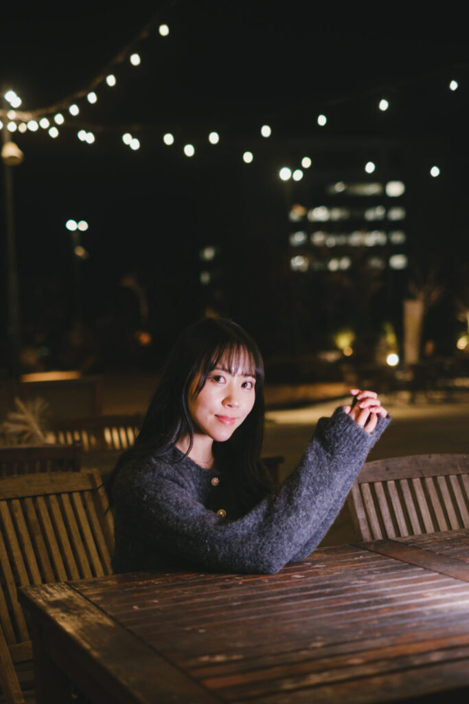 夜の静けさを感じる都市スナップポートレート